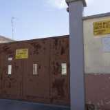 Di fronte si trova invece la caserma Capozzi, anch�essa priva di vita. Siamo per� scossi da un rumore molto forte: ci accorgiamo che l�alto e rosso cancello scorrevole dell�edificio � sganciato da un lato e il vento lo fa muovere